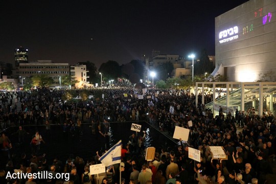 מפגינים בבריכה של כיכר הבימה וסביבה במחאה נגד השחיתות (אורן זיו / אקטיבסטילס)