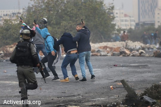 מסתערבים עוצרים מפגינים פלסטינים במחסום בית אל, בצפון רמאללה, שמוחים על הכרזתו של טראמפ להעביר את השגרירות האמריקנית לירושלים. 13.12.2017 (אורן זיו, אקטיבסטילס)