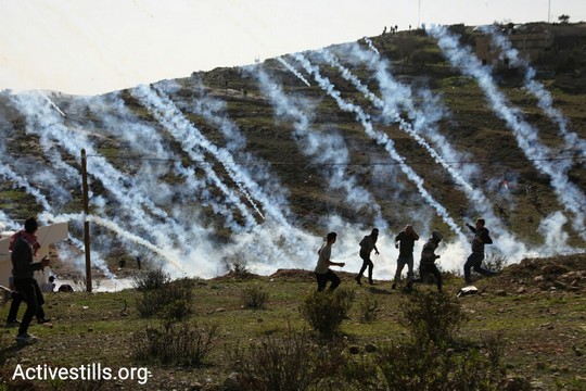 מטח של עשרות רימוני גז מדמיע על אדמות נבי סאלח (אורן זיו / אקטיבסטילס)