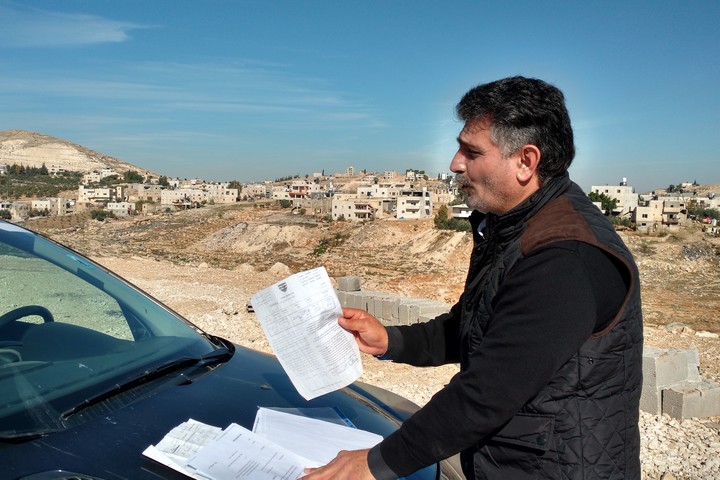 "כמעט כל יום המתנחלים עומדים על הגבעה שמעל בית הספר ומסתכלים על הילדים עם משקפת. וגם אנשי המנהל כל הזמן באים, מסתובבים, מצלמים והולכים. רוצים להראות לנו שהם כאן, שנמשיך לחיות בפחד". חסן בריג'יה, תושב בית תעמר (צילום אורלי נוי)