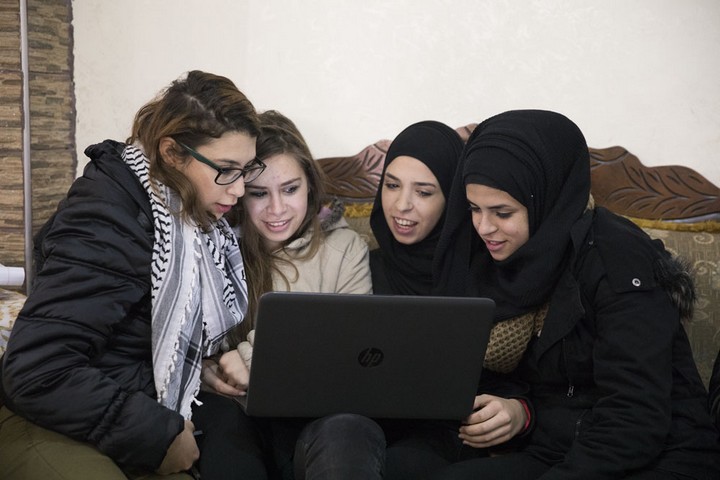 מעודכנת היטב באופן שבו התקשורת הישראלית הממוסדת בוחרת לסקר את האירוע. נור תמימי וחברות שהגיעו לתמוך. נבי סאלח, 5 בינואר 2018. (אורן זיו / אקטיבסטילס)