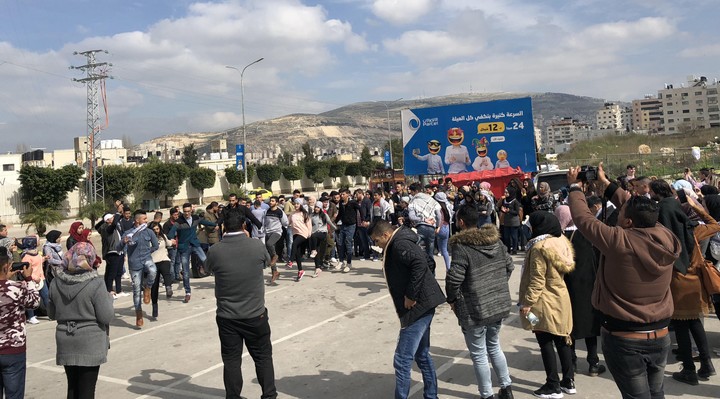 צעירי זימאם רוקדים דבקה בהפגנת אי אלימות בשכם. 19.2.2018 (צילום באדיבות זימאם)