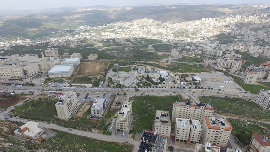 צעירי זימאם אוחזים בשלט באורך 700 מטר בקריאה לשלום ואי אלימות. שכם, 19.2.2018 (צילום: זימאם)