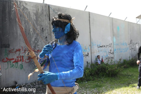 מפגין הלבוש כדמות מ"אוואטאר". הפגנה לציון היום השנה ה-13 למחאה נגד הגד בבלעין (אורן זיו/ אקטיבסטילס)