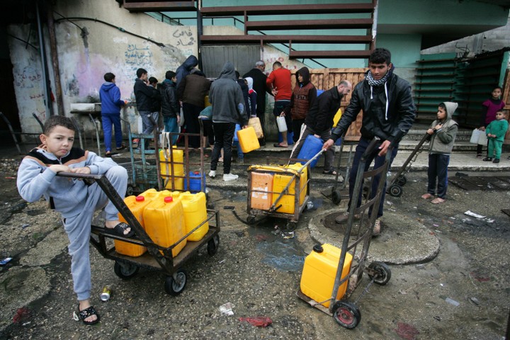 תור לחלוקת מים במטה אונר"א ברפיח. דרום רצועת עזה, 6 בינואר 2018 (עבד רחים חטיב / פלאש90)