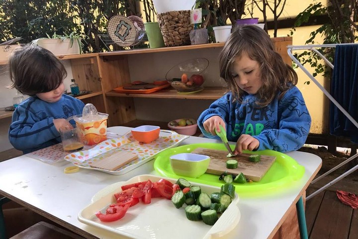גן מונטסרי. ילדים פעילים לומדים מיקוד והתמדה (צילום: מיכל ברגמן אופק)
