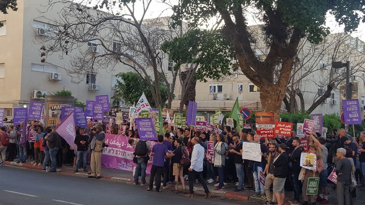 חמש מאות מפגיני שמאל מול מצודת זאב בתל אביב, במחאה על הרג המפגינים בגבול עזה. (צילום: אלון-לי גרין, עומדים ביחד)