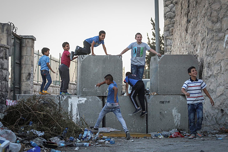 ילדים משחקים במזרח ירושלים. בגיל הזה הם צריכים ללמוד, לא לעבוד (צילום: הדס פרוש/פלאש90)