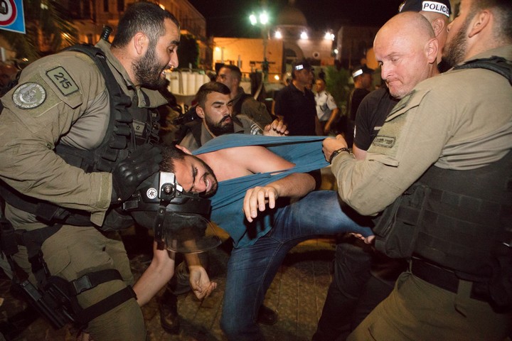שוטרים עוצרים באלימות את אחד המפגינים נגד הבטח על הגדר בעזה. חיפה, 18 במאי 2018. (צילום: נדין נאשף)