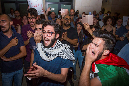 מפגינים בחיפה נגד הרג המפגינים בעזה ואלימות המשטרה בעיר (צילום: מאיר ועקנין/פלש90)