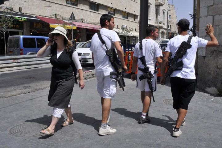 אזרחים נושאי נשק ברחוב בירושלים. מספר מחזיקי הנשק עשוי להגיע למאות אלפים (צילום: סרג' אטאל / פלאש 90) 