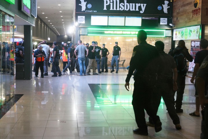 הפיגוע בתחנה המרכזית המרכזית בבאר שבע. הקורבן של השימוש בנשק של מאבטח בפיגוע הזה היה אזרח תמים (צילום: מאיר אבן חן / פלאש 90)