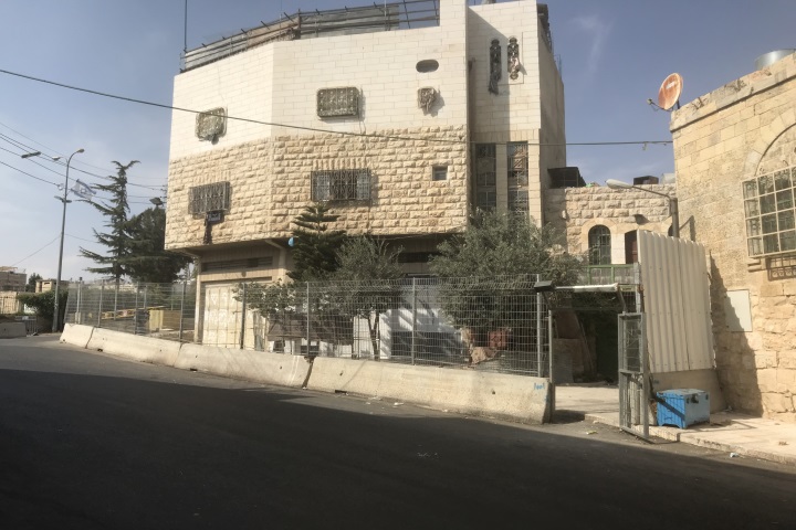 לקחה חלק חשוב בתיעוד ההגבלות שחלו על הפלסטינים בשכונה. ביתה המגודר של סוהייר פאח'ורי (רמי יונס)