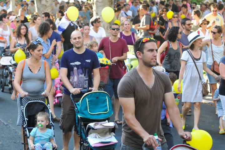 הפערים בין תינוקות להורים בעלי אמצעים לתינוקות להורים ללא אמצעים משפיעים על כל החיים. "צעדת עגלות" בתל אביב (צילום: יוסי זליגרף / פלאש 90)