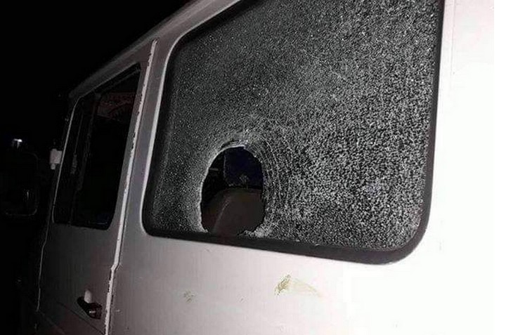 מכונית שהותקפה ליד חלחול (צילום: באדיבות יש דין)