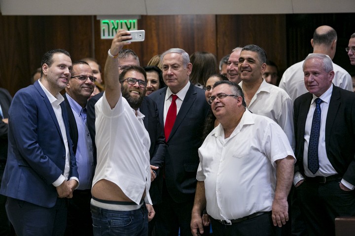 תמונת השנה מתוך תערוכת עדות מקומית. צילום: אוליבייה פיטוסי / הארץ.