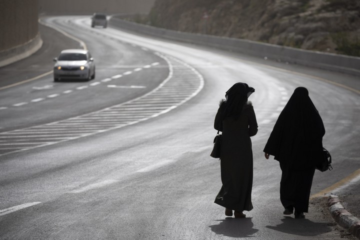 נשים בכניסה לצד הפלסטיני של כביש 4370, ליד ענתא (אורן זיו / אקטיבסטילס)