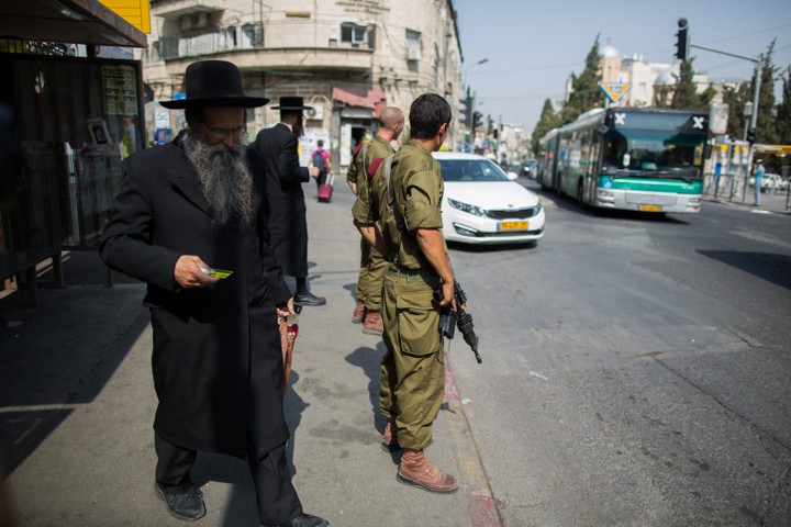 חיילים בתחנת אוטובוס בירושלים. לא ישלמו על הנסיעה בתחבורה הציבורית. תזכורת: הם לא שייכים למגזר חלש שסובל מאפליה. (יונתן זינדל / פלאש 90)