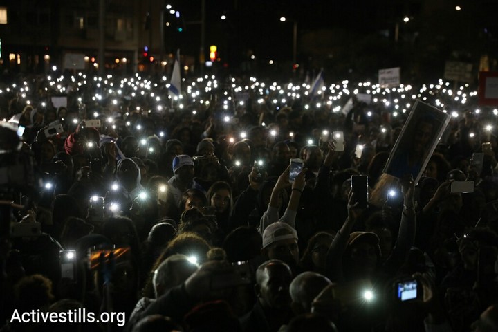 עשרת אלפי מפגינים בכיכר מדליקים נרות בהפגנה נגד אלימות המשטרה (צילום: אורן זיו / אקטיבסטילס)