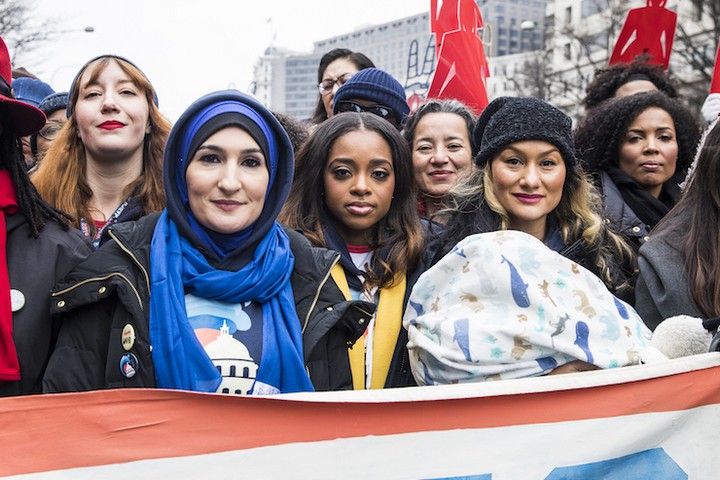 "מצעד הנשים" הפך לכל מה שהוא שמאל באמריקה. לינדה סרסור, טמיקה מאלורי וכרמן פרז (שנייה, שלישית ורביעית משמאל) ב"מצעד הנשים" בינואר השנה (צילום: קישה ברי)