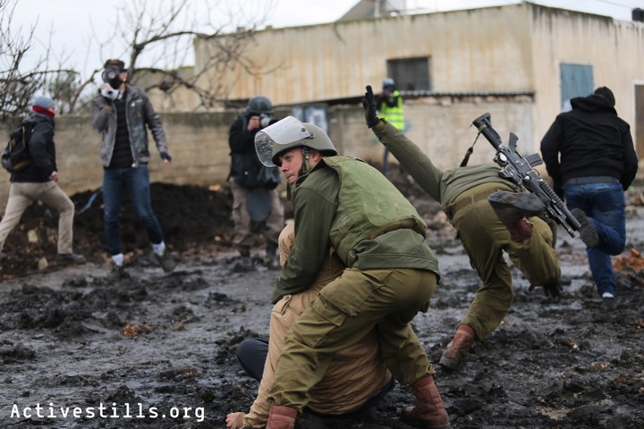 חיילים ישראלים עוצרים מפגין בכפר קדום. ההפגנות לא מפסיקות (צילום: אקטיבסטילס)