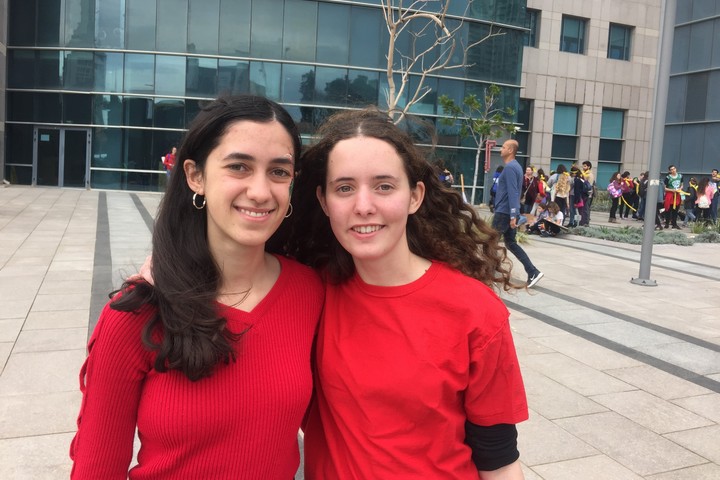 ענבל ווסלי עם למא גנאיים - מנהיגות שביתת התלמידים לעצירת שינויי האקלים, במצעד האקלים בתל אביב (חגי מטר)