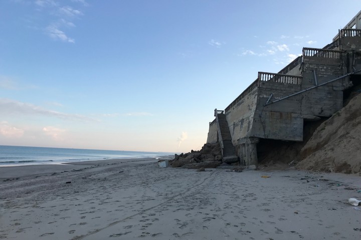 גרם מדרגות מתפרק מוביל מהחוף למבנה הרוס. ריצה על החוף בעזה (צילום: ג'ן מרלו)