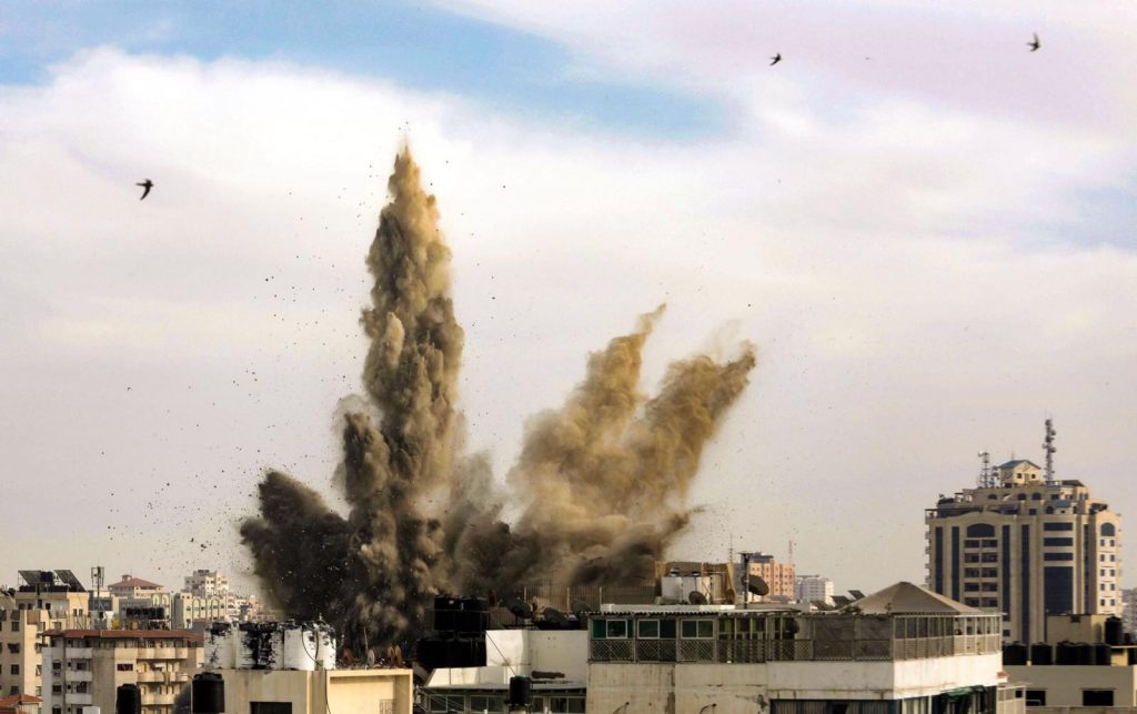 במקום אחד שומעים את הטילים של הצבא הישראלי, במקום שני את הרקטות של חמאס. הפצצה בעזה בתחילת השבוע (צילום: מוחמד זענון / אקטיבסטילס)
