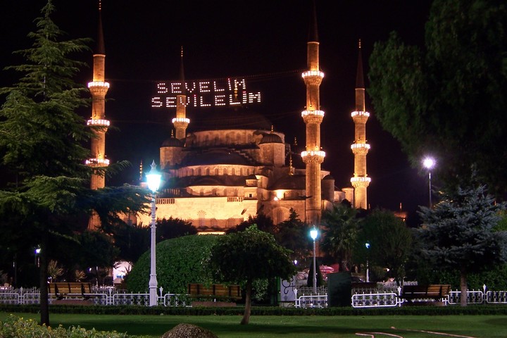 הטורקים לא הלכו אחרי הסעודים. מסגד סולטן אחמט באיסטנבול מואר לכבוד החג (צילום: CC BY-SA 3.0 Ugur Basak)