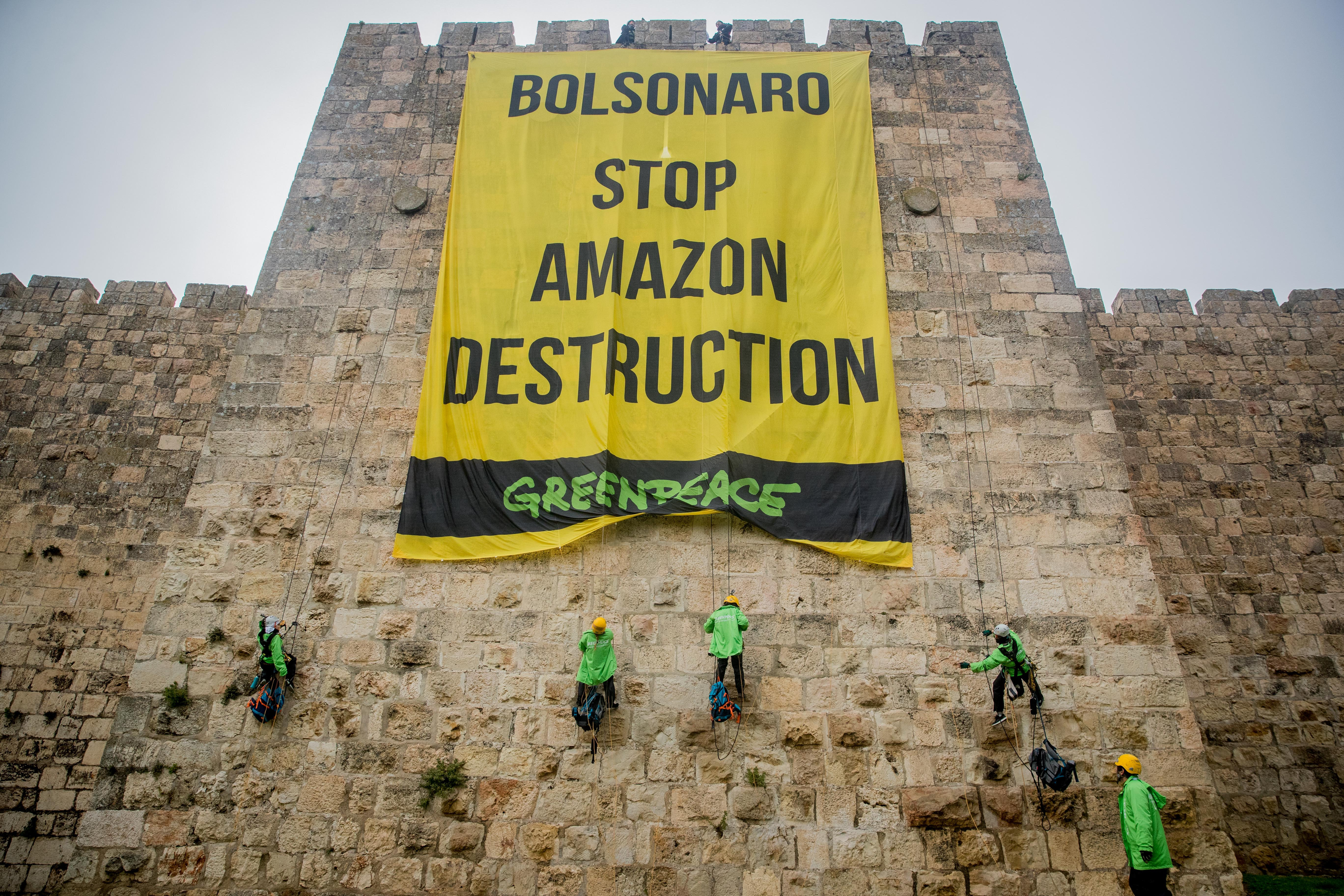 "בולסונרו, תעצור את הרס האמזונס": מחאה של פעילי גרינפיס בירושלים בזמן ביקורו של נשיא ברזיל ז'איר בולסונרו בישראל, באפריל 2019 (צילום: יונתן סינדל/פלאש90)