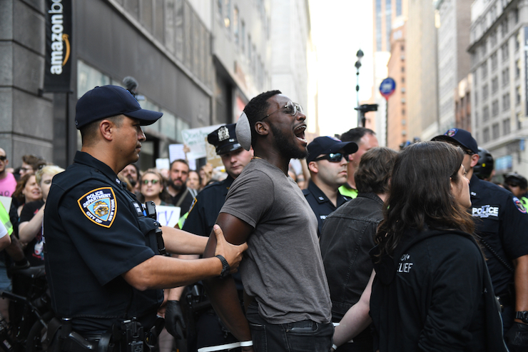 מאות יהודים אמריקאים מפגינים בחנות אמזון בעיר ניו יורק נגד פשיטות ICE, ב-11 באוגוסט 2019 (צילום: גילי גץ)