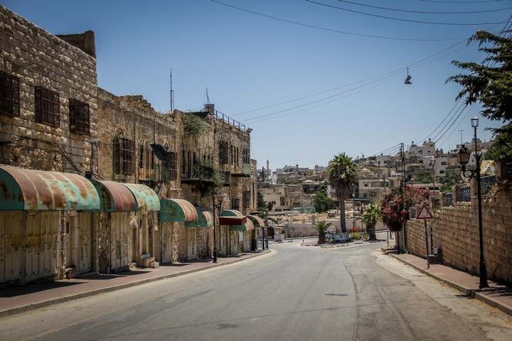 רחוב אל שוהדא הריק בחברון, יולי 2015 (צילום: גארט מילס / פלאש90)