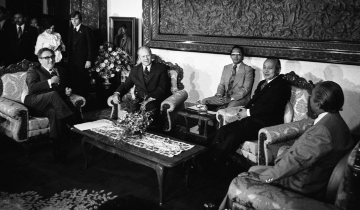 נשיא אינדונזיה סוהרטו נפגש עם נשיא ארה"ב ג'רלד פורד ושר החוץ האמריקאי הנרי קיסינג'ר, ב-1975 (צילום: הבית הלבן)