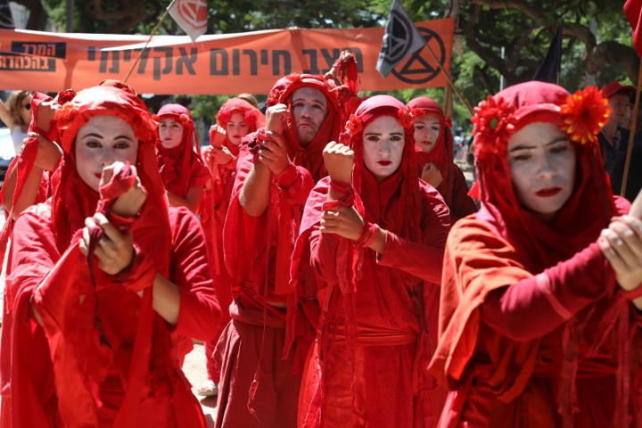 הבריגדות האדומות של "מרד ההכחדה" בצעדת האקלים בתל אביב (אורן זיו)
