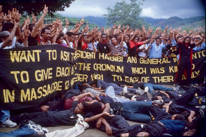 שחזור של הטבח בסנטה קרוז במזרח טימור, ב-1998 (צילום: Mark Rhomberg/ETAN)