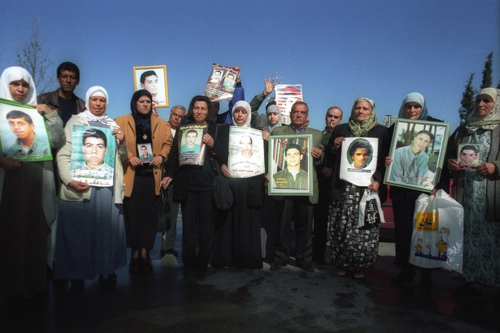 הורי קורבנות אירועי אוקטובר מפגינים מול בית המשפט העליון בזמן ישיבות ועדת אור, ב-2011 (צילום: פלאש90)