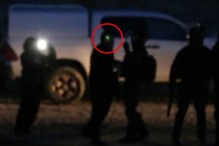 נקודת אור ירוקה מופיעה על ראשו על ח״כ איימן עודה לפני שנורה ונפגע מכדורי ספוג, במהלך האירועים באום אל חיראן שבנגב, בינואר 2017. צילום: קרן מנור/ אקטיבסטילס
