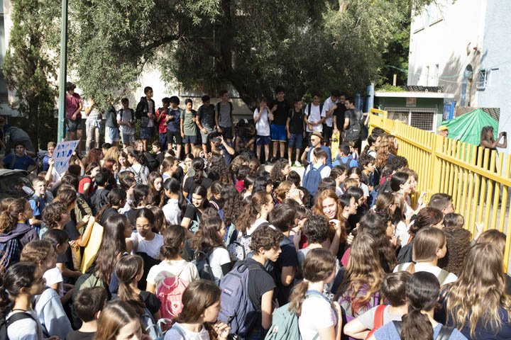 תלמידים מפגינים בבית הספר גבריאלי נגד מעצר וגירוש ילדים (צילום: אורן זיו)