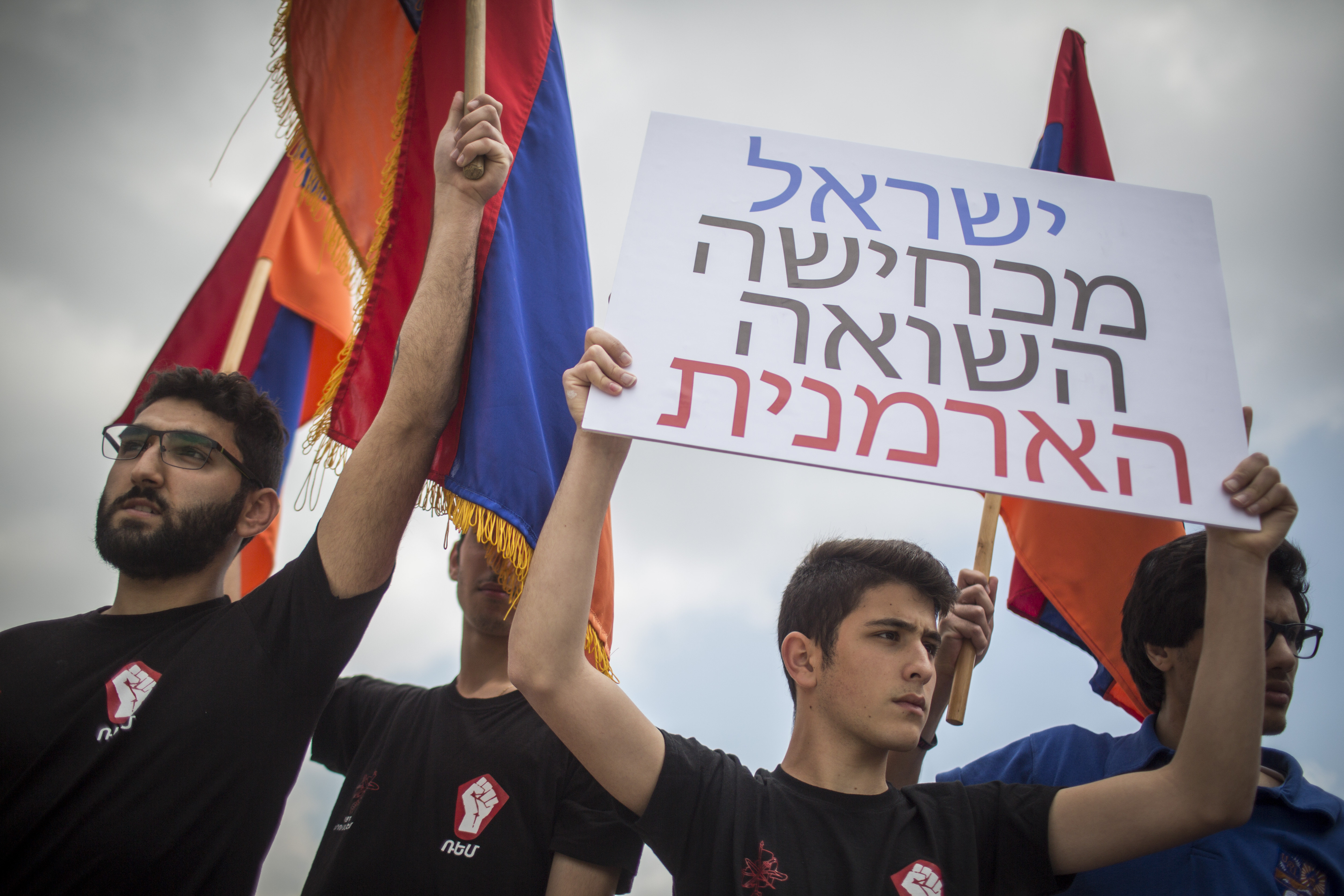 חברי הקהילה הארמנית בירושלים מפגינים מול משרד החוץ נגד מכירת נשק לאזרביג'אן, באפריל 2016 (צילום: הדס פארוש / פלאש90)