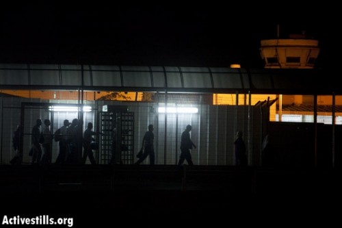 פועלים יוצאים לעבודה דרך מחסום לפני עלות השחר (אורן זיו / אקטיבסטילס)
