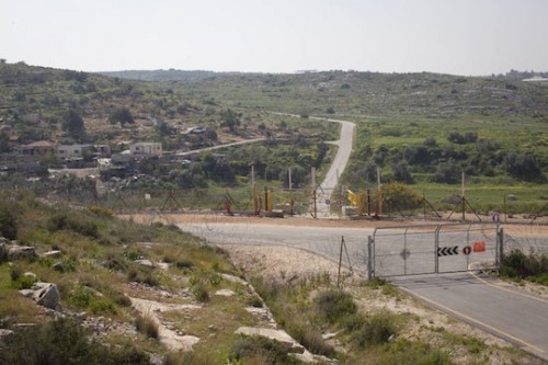 הגדר החדשה בוואד א-רשא, בין הכפר לאדמות (אורן זיו / אקטיבסטילס)