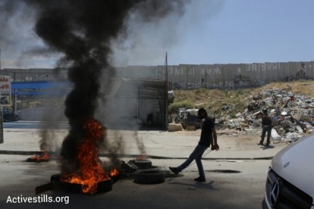 הבערת צמיג בהפגנת יום הנכבה בקלנדיה (אורן זיו / אקטיבסטילס)