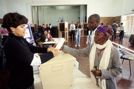 הבחירות החופשיות הראשונות בדרום אפריקה, 1994 (United Nations Photo CC BY-NC-ND 2.0)