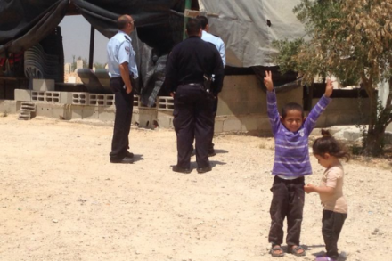 ילדי הכפר והשוטרים במתחם בית הקברות (סלים אבו מדיע׳ם)