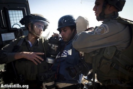 שוטרי מג"ב עוצרים עיתונאי פלסטיני (אקטיבסטילס)