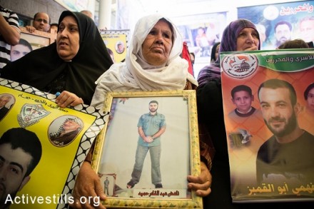 משפחות אסירים פסטינים מפגינות מול משרדי הצלב האדום בעזה (אקטיבסטילס)