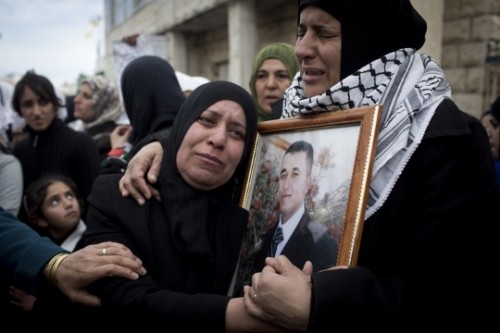 כשאסיר פלסטיני מת התקשורת מאמצת את גרסת המדינה
