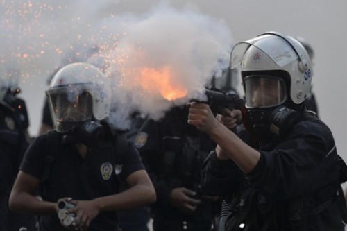שוטרים בהפגנה באיסטנבול לציון שנה למחאה. 1 ביוני 2014 (צילום: mtms flickr CC BY-NC-SA 2)