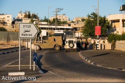 מעבר לסגר על העיר נאסרה על כל תושבי אזור חברון היציאה לישראל, לעבודה או לכל צורך אחר. (צילום: יותם רונן/אקטיבסטילס)