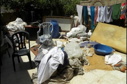 חיפוש בבית בכפר ג'ינס א-פוט. החיילים שפכו את תכולת הארונות על הרצפה, שברו אריחי שיש, שפכו שקי תבואה, וגרמו נזק רב. (צילום: נירית חביב)